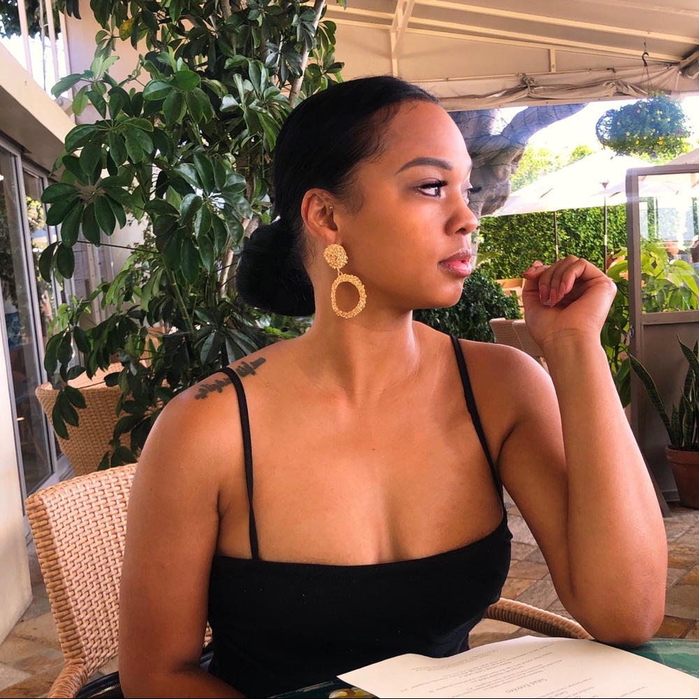 Meet your Posher, Delina